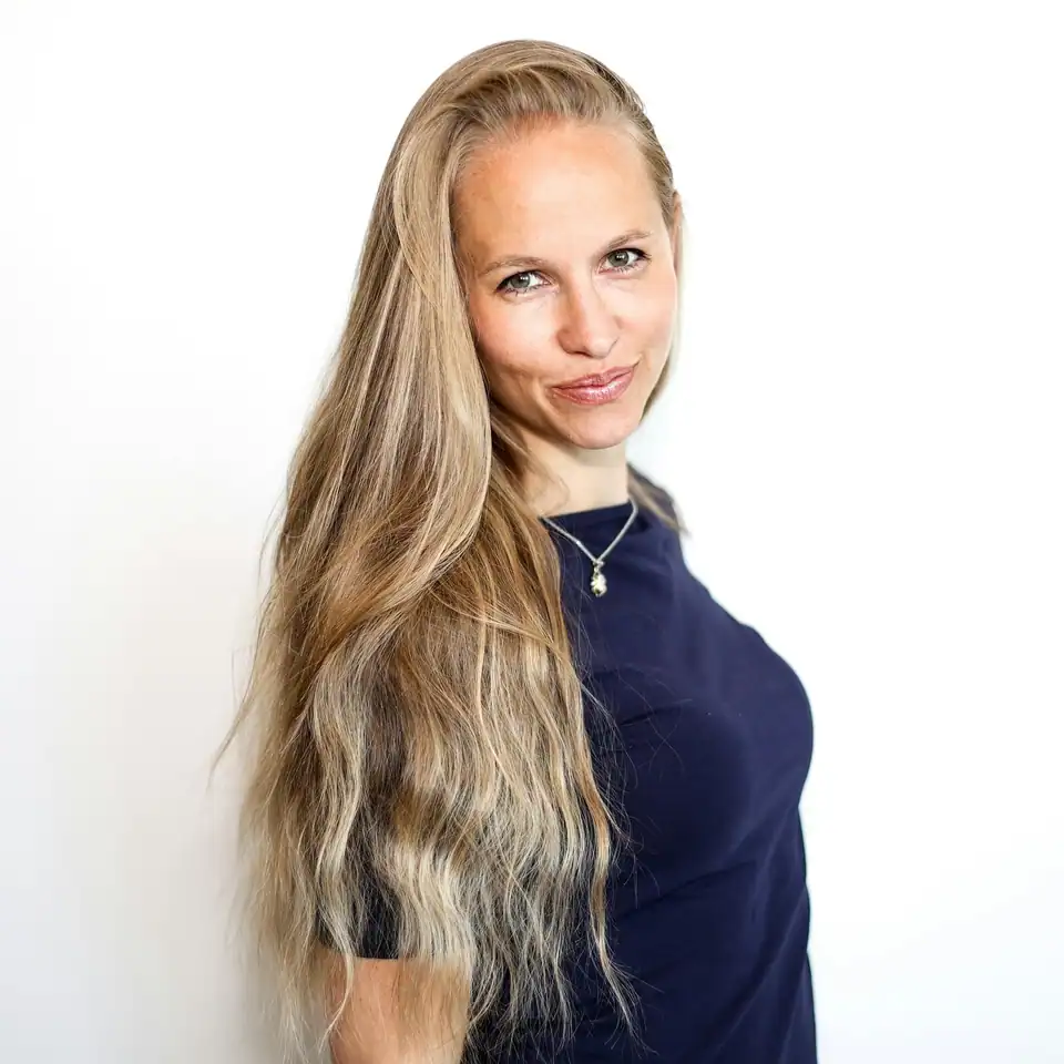 Lived-in blonde: babylights, root smudge, long layers
